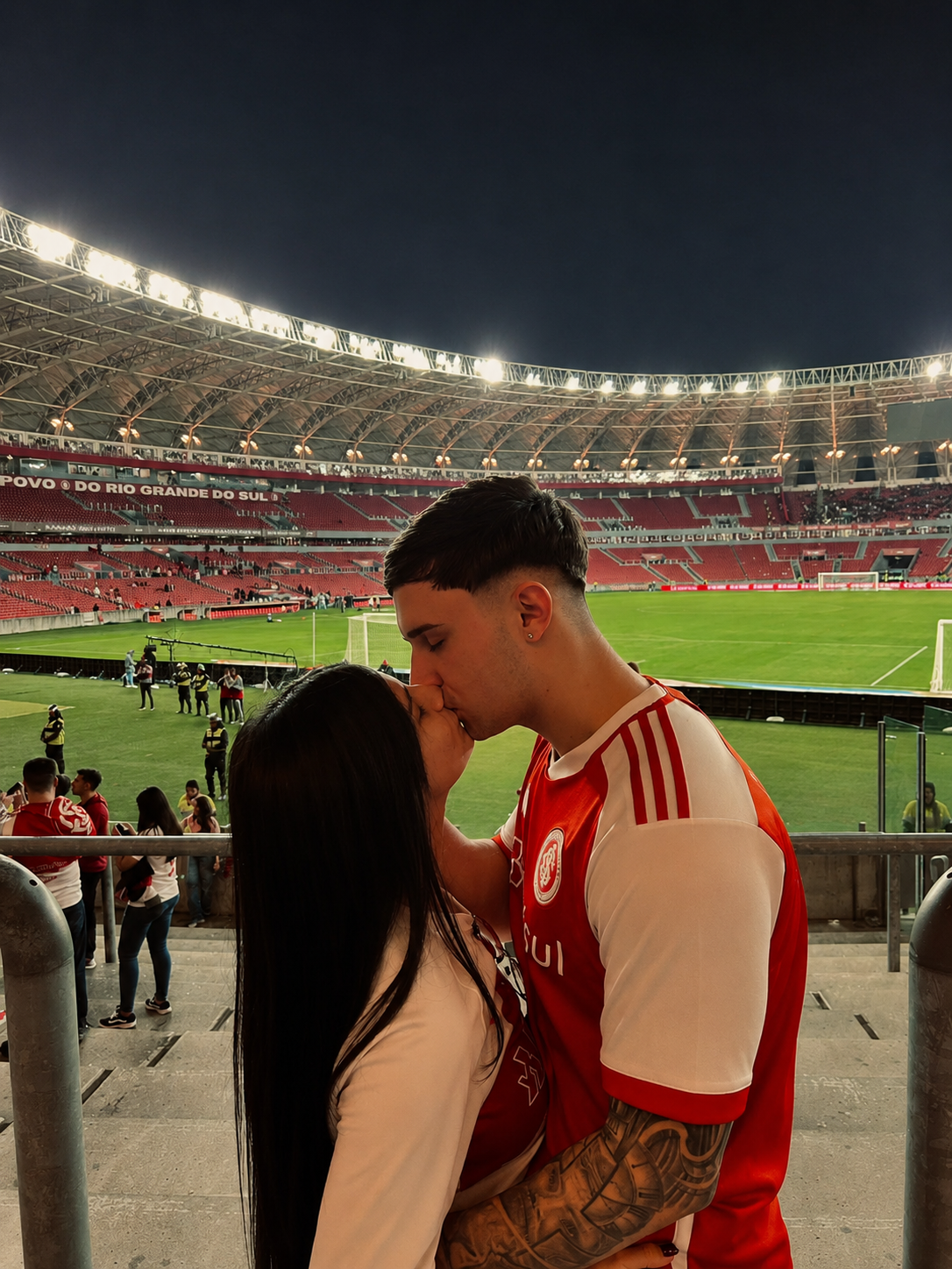 Vitor e Rafaela no estádio do Internacional